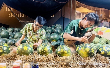 Kiếm tiền tiêu tết bên vựa dưa hấu: Họa sĩ trẻ tiết lộ thu nhập