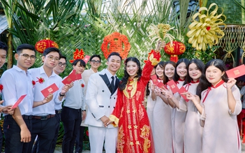 Độc đáo mang xuồng ba lá đi hỏi cưới, tặng khách 1 tấn trái cây