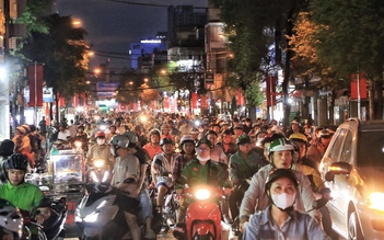 Tối 27 tết: Nhiều tuyến đường TP.HCM ngày thường thông thoáng, nay ùn ùn xe