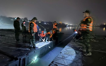 Đại tướng Phan Văn Giang động viên lực lượng bắc cầu phao qua sông Lô ngày 28 tết