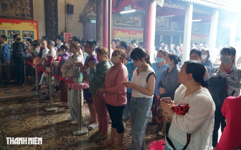 Hàng ngàn người đến chùa Bà Thiên Hậu ở Chợ Lớn xin ấn ngày tất niên
