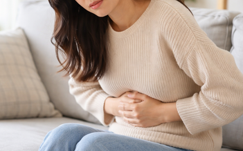 Bác sĩ 24/7: Vì sao tết ăn ít mà vẫn bị đầy hơi, chướng bụng?