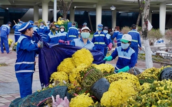 Những người lặng lẽ dọn rác trước giao thừa: 'Thấy phố sạch, chúng tôi ấm lòng'