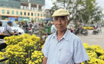 Chợ hoa ở Huế ngày 29 tết: 'Mừng quá, vừa hết để kịp về đón giao thừa'