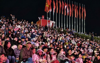 Đêm giao thừa 13 độ C, hàng ngàn người háo hức chờ pháo hoa ở Đà Lạt