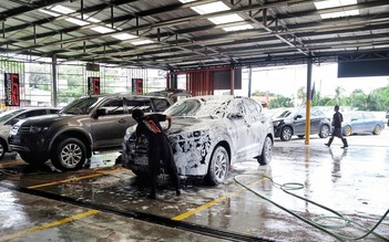 'Ăn nên làm ra' nhờ rửa xe trước đêm giao thừa