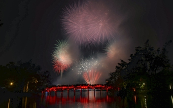 Pháo hoa rực sáng trên bầu trời Hà Nội mừng năm mới Bính Ngọ 2026