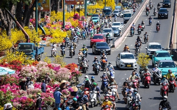 Người dân TP.HCM tất bật mang xuân về nhà ngày giao thừa Tết Bính Ngọ 2026