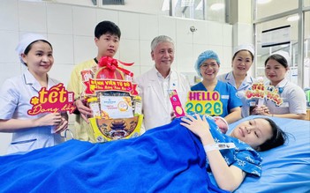 Bệnh viện Từ Dũ tặng vàng may mắn cho những 'em bé Bính Ngọ' đầu tiên