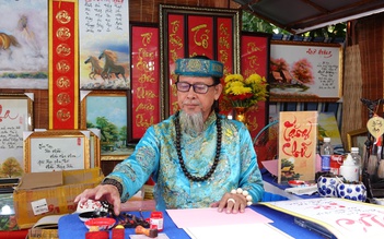 'Ông Đồ' hơn 40 năm nâng niu từng nét chữ thư pháp đầu xuân
