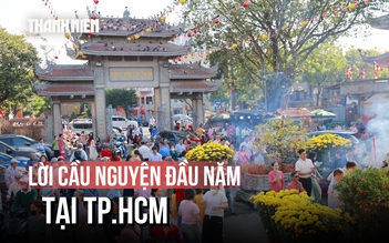 Mùng 1 Tết Bính Ngọ: Thành phố rực rỡ sắc xuân, người dân đi lễ cầu may