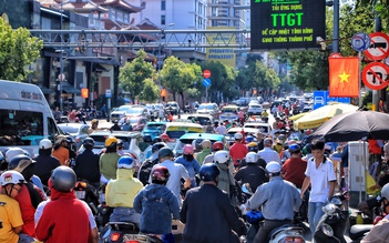 Mùng 1 tết, nhiều tuyến đường ở TP.HCM đông xe: Vì sao 'không vắng như tưởng tượng'?