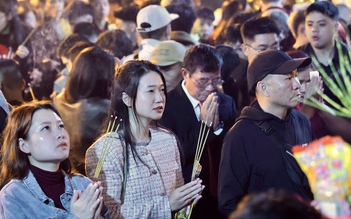 Phủ Tây Hồ nêm kín người lễ ngày mùng 1 tết Bính Ngọ