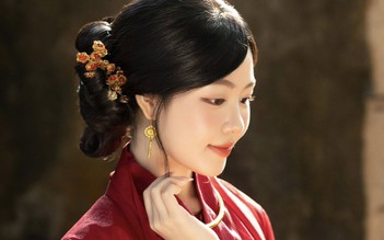 Con gái Quyền Linh 'gây sốt' trong ngày đầu năm