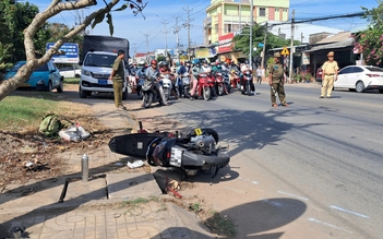 Mùng 2 tết: Xe máy va vào đuôi xe chở rác, một người tử vong