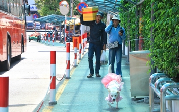 Mùng 2 tết: Bến xe Miền Tây nhiều người lỉnh kỉnh quà quê trở lại TP.HCM sớm