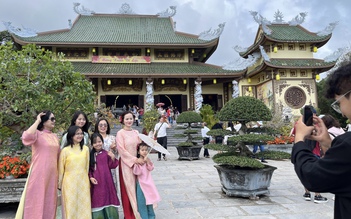 Người dân, du khách quốc tế nô nức dâng hương chùa Linh Ứng đầu xuân