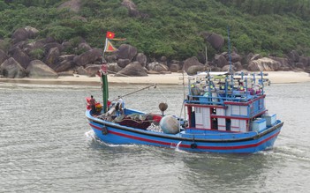 Ba hồi trống khai chánh, tàu cá của ngư dân Quảng Ngãi rẽ sóng đầu năm