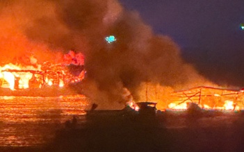 Tàu du lịch ở Phú Quốc bốc cháy, trôi dạt gây cháy lan bè cá