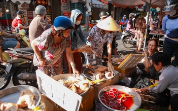 Mùng 3 tết cúng hóa vàng: Chợ truyền thống đông nghịt, nhiều thực phẩm tăng giá