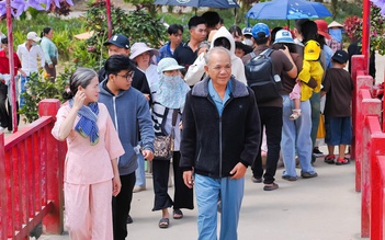 Vì sao hàng chục ngàn du khách chọn núi Cấm vui xuân?