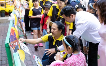 Cha mẹ ở TP.HCM diện áo dài cho con, đón tết sớm theo cách đặc biệt