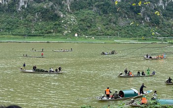 Hàng trăm người xuyên đêm tìm 2 nạn nhân mất tích vụ chìm thuyền trên sông Gianh