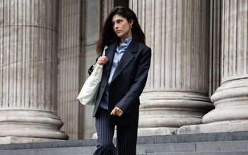 Quần tây kẻ sọc, từ đồng phục công sở đến xu hướng hằng ngày