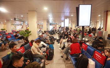 Mùng 5 tết, hành khách vật vờ ở sân bay Tân Sơn Nhất vì delay kéo dài