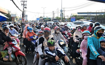 Người đàn ông lặng lẽ dọn đường, tiếp sức dòng người trở về TP.HCM sau tết