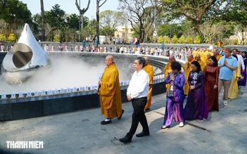 Công viên Lý Thái Tổ mùng 6 tết: Cầu siêu, tưởng niệm nạn nhân Covid-19