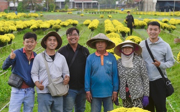 Lời hẹn xuân sau 'mong bà con khá hơn' của những YouTuber giải cứu hoa tết