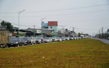 Dòng xe từ miền Tây đổ về TP.HCM sau tết, nhiều tuyến đường 'nghẹt thở'