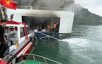 Dập tắt đám cháy trên tàu du lịch, cứu 32 người