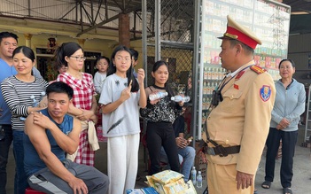 Hành khách cầu cứu giữa đường, CSGT TP.Huế kịp thời tiếp tế