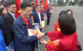 Dầu ăn, muối thành 'lộc xuân' đầu năm của công nhân