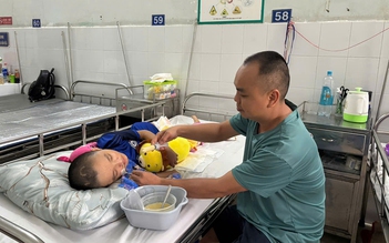 Trao hơn 570 triệu đồng tiền bạn đọc giúp các hoàn cảnh ngặt nghèo