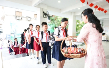 Ngày đầu trở lại trường sau tết, giáo viên tặng học sinh chữ 'thuận'