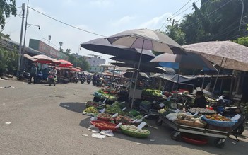 Buôn bán chiếm đường, đi lại khó khăn