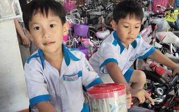 Cặp song sinh mang bình tiền tiết kiệm đi mua xe, chị chủ đếm toát mồ hôi