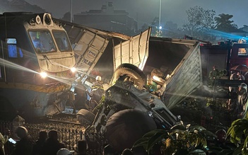 Xe tải bị 'vò nát' sau va chạm với tàu hỏa, 2 người bị thương