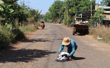 Ông Dũng khuyết tật đội nắng vá đường ở Đồng Nai, có tiền cũng không làm được