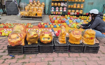 Ngày vía Thần tài: Heo đất 'phủ sóng' khắp nơi, người trẻ mua để 'đựng' ước mơ