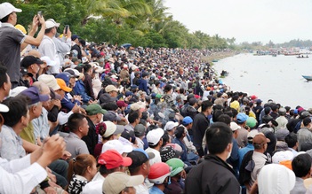 Hàng nghìn người dân chen chân, cổ vũ cuồng nhiệt giải đua thuyền trên sông Thu Bồn