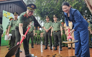 Trung tướng Mai Hoàng tặng cây giống cẩm lai cho công an các xã, phường