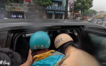 5 phút giữa mưa lớn: CSGT TP.HCM mở đường cứu tài xế trong 'thời gian vàng'