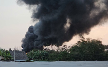 TP.HCM: Nỗ lực dập tắt vụ cháy kho nệm tại xã Củ Chi