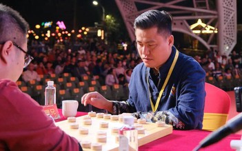 Kỳ thủ chủ nhà Trung Quốc bật khóc khi bị Lại Lý Huynh đánh bại, không thể vào chung kết