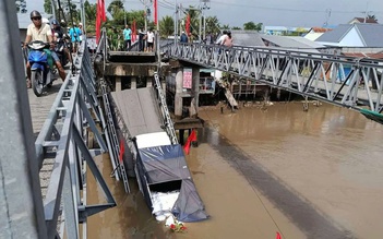 Cần Thơ: Sập cầu, xe tải chở gạo rơi xuống sông Thốt Nốt