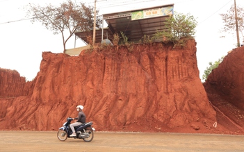 Hạ cốt nền đường ở Đồng Nai, nhiều nhà dân chênh vênh bên mép vực sâu